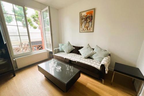 Cosy Town house with its beautiful terrace