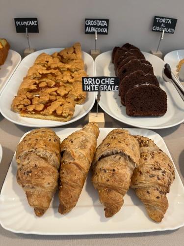 uma mesa com três pratos de diferentes tipos de pão em T Hotel em Rimini