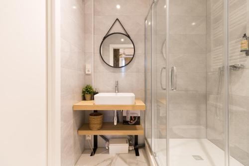 łazienka z umywalką i prysznicem w obiekcie Salazar by Staynnapartments w mieście Bilbao