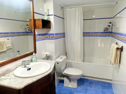 ein Bad mit einem Waschbecken, einem WC und einer Dusche in der Unterkunft Apartamento Dúplex La Buganvilla Novales familiar XL in Novales