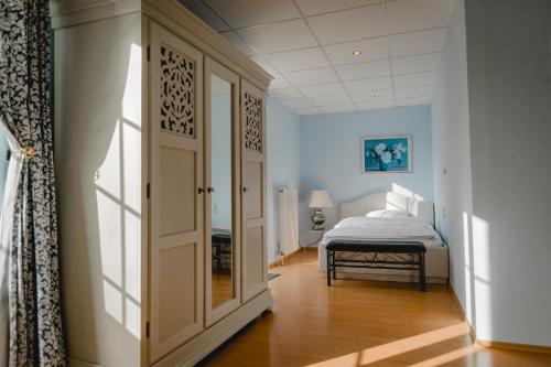 1 dormitorio con 1 cama y puerta con ventana en Hotel Stadtresidenz, en Hildesheim