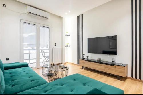 Televízia a/alebo spoločenská miestnosť v ubytovaní Nazar Apartment- in the center of Athens