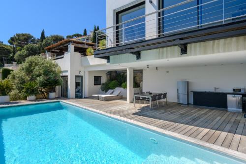 une villa avec piscine et une maison dans l'établissement Villa Canaille par Dodo-à-Cassis, à Cassis