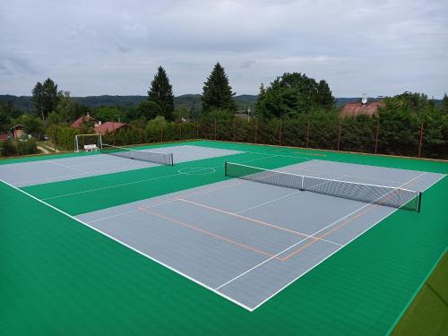 an overhead view of a tennis court at Sport-Radava in Kowářow