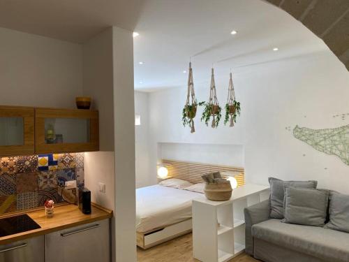 salon z łóżkiem i kanapą w pokoju w obiekcie Casa Maier w Trapani