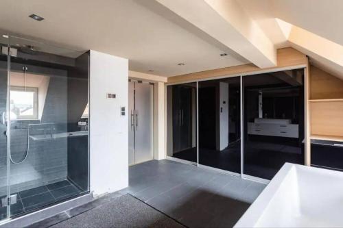 een badkamer met een glazen douche en een wastafel bij 3 Floor Luxury Apartment 150 m2 - Old Town - Downtown View - Piwna in Warschau