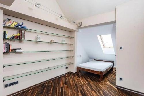 Zimmer mit einem Bett und Regalen an der Wand in der Unterkunft 3 Floor Luxury Apartment 150 m2 - Old Town - Downtown View - Piwna in Warschau