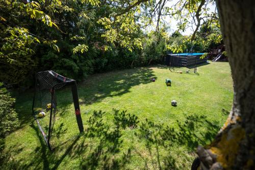 a view of a yard with a basketball hoop at Pensjonat Malwa z basenem in Niechorze