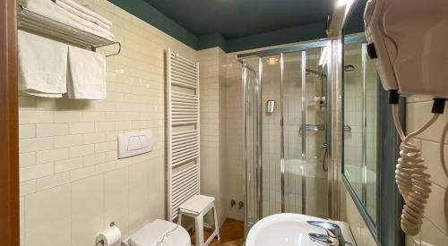 y baño con ducha, aseo y lavamanos. en Hotel Ristorante La Fattoria, en Spoleto