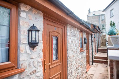 un edificio con puertas y ventanas de madera en The Talbot Arms, en Lyme Regis