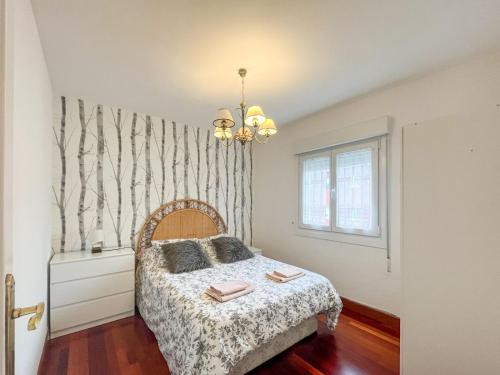 a bedroom with a bed and a window at APARTAMENTO BERMEOKOSUSTRAIAK-60 m2 wifi gratis in Bermeo