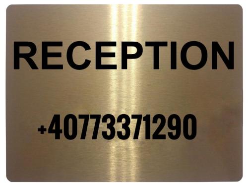 オトペニにあるVila Zoe BucharestAirport&Therme&Parking Otopeniの呼吸の文字が書かれた金属印