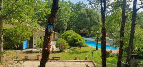 a yard with a swimming pool and trees at Villa Eden Vert in Fayence