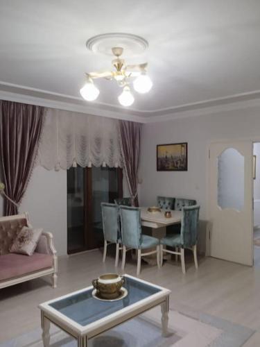 ein Wohnzimmer mit einem Sofa und einem Tisch in der Unterkunft Deniz manzaralı lüks daire in Uğurlu