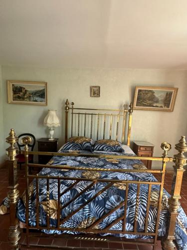 a bedroom with a bed with a blue comforter at Le Temps d'un Rêve in Ravenel
