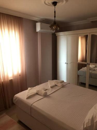 ein Schlafzimmer mit einem Bett mit zwei Handtüchern darauf in der Unterkunft Deniz manzaralı lüks daire in Uğurlu