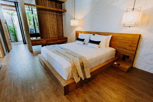 Katil atau katil-katil dalam bilik di Villa FEH Bali by House of Winds - Neo Tropical Eden near Canggu