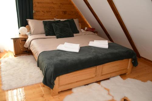 1 dormitorio con 1 cama con 2 toallas en Milošev Konak, en Malo Središte