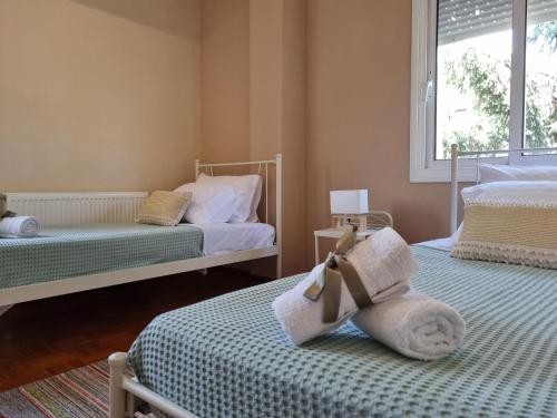 - une chambre avec 2 lits et une fenêtre dans l'établissement Sunny View, à Nea Iraklitsa