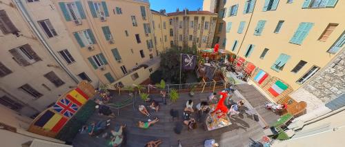 una vista aérea de una calle de la ciudad con edificios en Antares hostel, en Niza