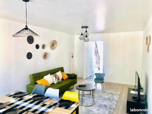 Fotografia z galérie ubytovania LE DUPLEX ESTHER WIFI PARKING GRATUIT TOUTE LA RUE Pour 5 PERSONNES v destinácii Sedan