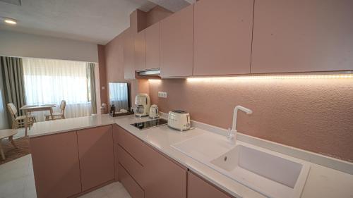 una cucina con lavandino e piano di lavoro di Bono Residence a Marmaris