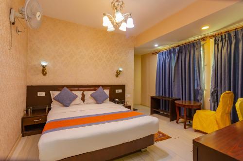 Ένα ή περισσότερα κρεβάτια σε δωμάτιο στο Hotel Royal Kathmandu