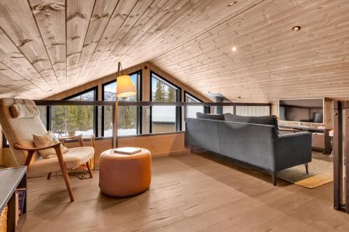 sala de estar con sofá, sillas y ventanas en Private Room in Beautiful Mountain Home w/ Sauna en Beitostøl