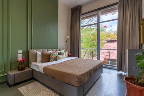 Ένα ή περισσότερα κρεβάτια σε δωμάτιο στο StayVista's Odessa Enclave - Mountain-View Villa with Private Pool, Balconies & Snooker Table