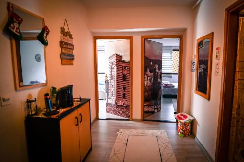 un corridoio con una porta che conduce in una stanza di Marko Polo Apartment a Sarajevo
