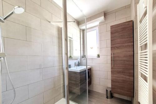une salle de bain avec douche et lavabo dans l'établissement CHIC - Proche Hypercentre - Rénové - Lumineux, à Strasbourg