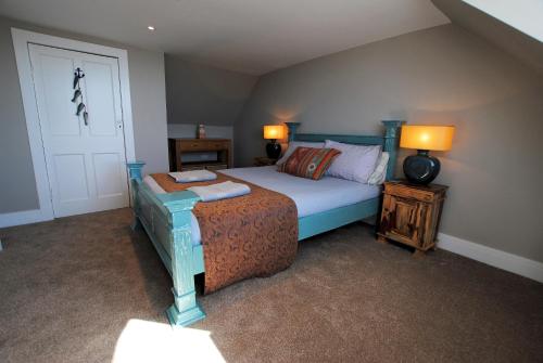 En eller flere senge i et værelse på Auld Fishers Hoist- traditional home by the sea
