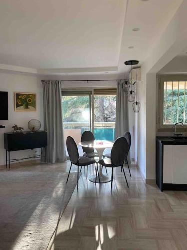 - un salon avec des chaises et une table ainsi qu'une salle à manger dans l'établissement 2 bedroom apartament close to the beach, à Cannes