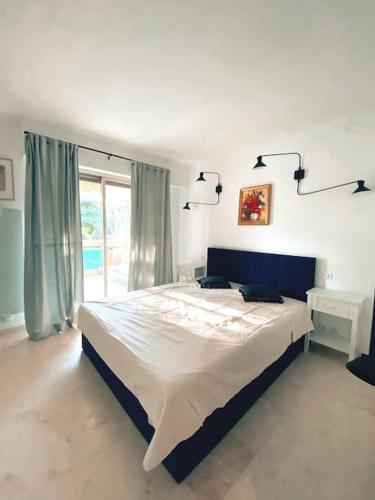 une chambre avec un grand lit et une fenêtre dans l'établissement 2 bedroom apartament close to the beach, à Cannes
