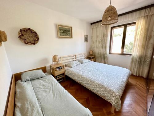 - une chambre avec 2 lits et une fenêtre dans l'établissement La Casa del Capitano, à Bol