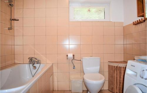 Gorgeous Home In Bozepole Krolewskie With Kitchen tesisinde bir banyo