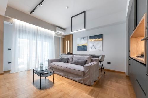 uma sala de estar com um sofá e uma mesa em Phaedrus Living Luxury Flat Kolonaki Center em Atenas