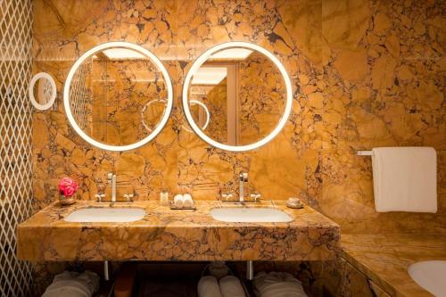 Ένα μπάνιο στο Bvlgari Hotel Roma