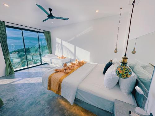 a bedroom with a large bed with a ceiling fan at Villa Valentin in Salad Beach