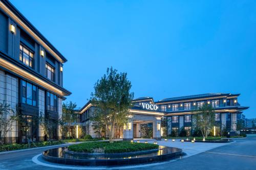 wykonanie zewnętrznej części hotelu w obiekcie voco Xiong'An w mieście Baoding