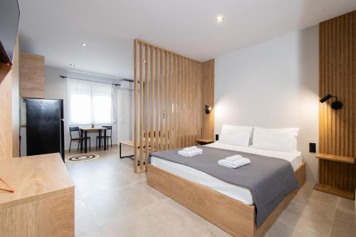 sypialnia z łóżkiem i dwoma ręcznikami na nim w obiekcie Unique Aura Luxury Studios w mieście Neos Marmaras