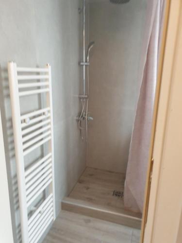 ein Bad mit einer Dusche und einem Duschvorhang in der Unterkunft Κεντρικό στούντιο 250m σχεδόν από την παράλια. in Volos