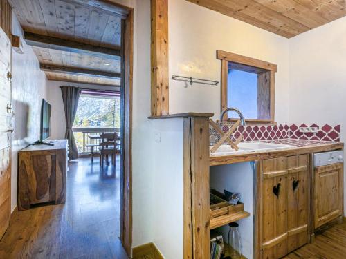 une cuisine avec un évier et un plan de travail dans l'établissement Charmant Appartement Confortable avec Wifi, Navette Gratuite pour les Pistes, à Val-d'Isère - FR-1-694-49, à Val dʼIsère