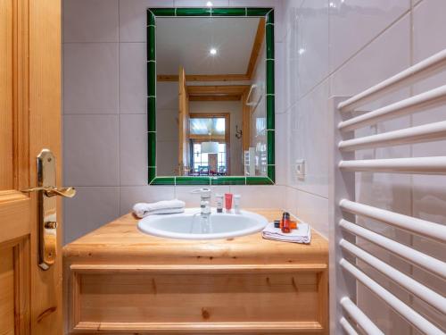 une salle de bain avec un lavabo et un miroir dans l'établissement Appartement standing 3 pièces avec terrasse, cheminée, parking et WiFi à Val-d'Isère - FR-1-694-199, à Val dʼIsère