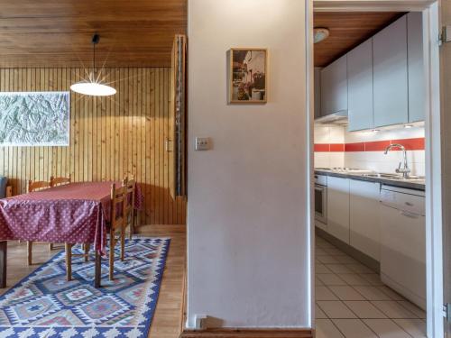 une cuisine et une salle à manger avec une table dans l'établissement Appartement confortable au sud avec balcon et lave-linge - FR-1-694-180, à Val dʼIsère