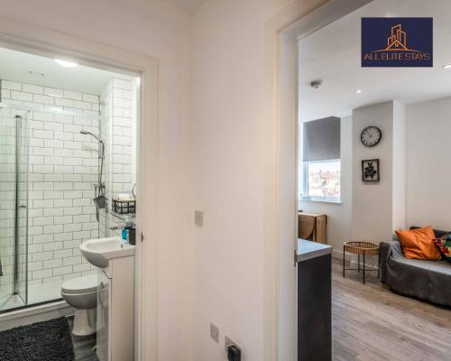 een badkamer met een wastafel en een toilet in een kamer bij Swan House Apartment 4 - 1 Bed Apartment - Sleeps up to 4 - Free Parking - Liverpool - close to city centre - By ALL ELITE STAYS in Liverpool