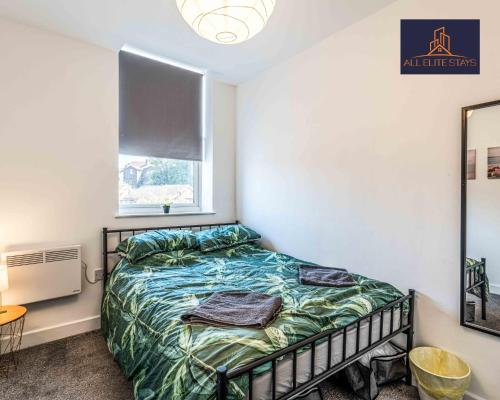1 dormitorio con cama y ventana en Swan House Apartment 4 - 1 Bed Apartment - Sleeps up to 4 - Free Parking - Liverpool - close to city centre - By ALL ELITE STAYS en Liverpool