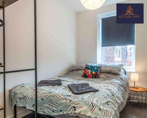 Katil atau katil-katil dalam bilik di Swan House Apartment 2 - 1 Bed Apartment - Sleeps up to 4 - Free Parking - Liverpool - close to city centre - By ALL ELITE STAYS