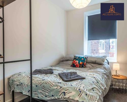 Ein Bett oder Betten in einem Zimmer der Unterkunft Swan House Apartment 2 - 1 Bed Apartment - Sleeps up to 4 - Free Parking - Liverpool - close to city centre - By ALL ELITE STAYS