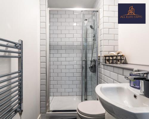 ein Bad mit einer Dusche, einem WC und einem Waschbecken in der Unterkunft Swan House Stunning 1 bed Apartment By ALL ELITE STAYS - near Liverpool city centre - Sleeps 4 - Free Parking in Liverpool